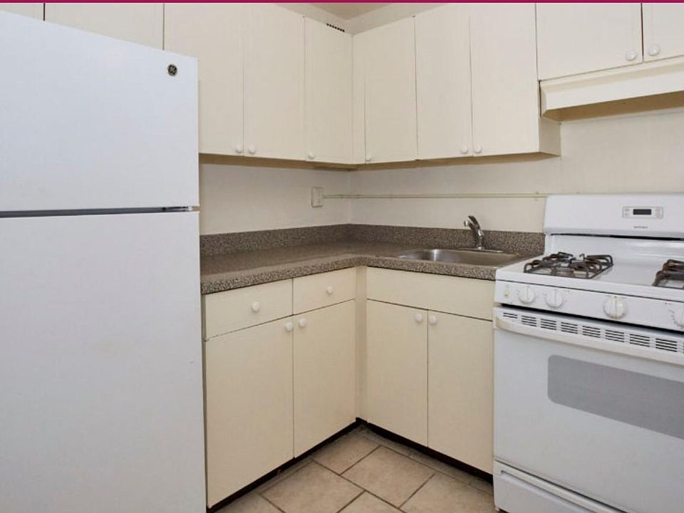 1st image of 121 Lake St