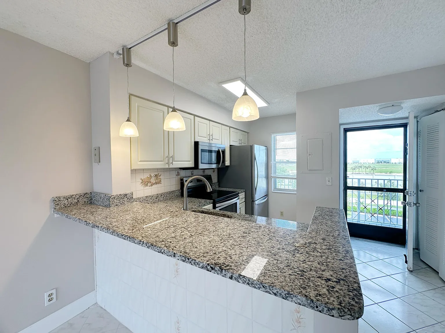 2 bed, 2.0 bath, 825 sqft, $2,200 — Photo 2