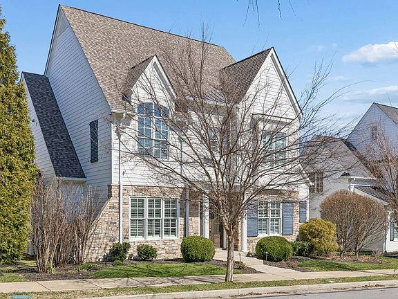 2nd image of 425 Glen West Dr