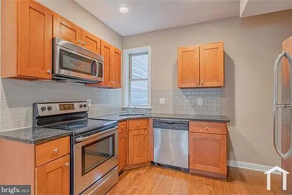 3 bed, $2,200 — Photo 2