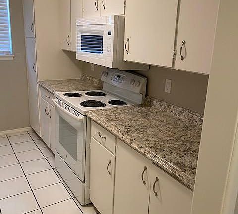 3rd image of 1311 Tanglewood Ln