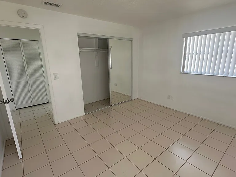 One bedroom with closet