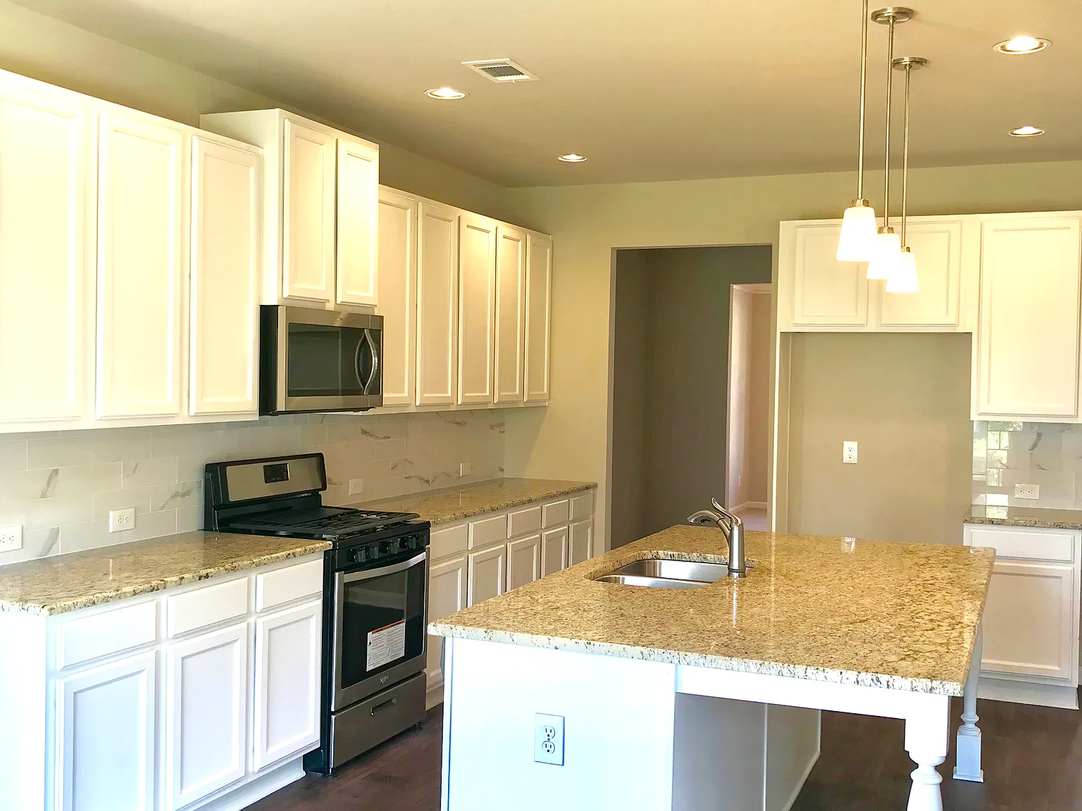 4 bed, 2.5 bath, 2675 sqft, $2,600 — Photo 2