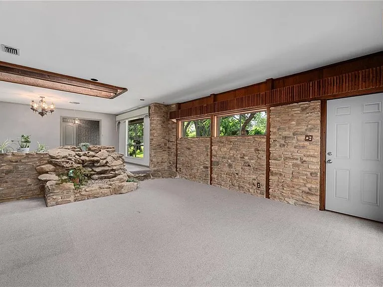 610 Lancelot Way — Photo 11