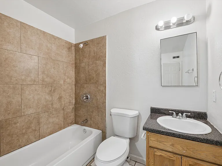 2133 W Adams St #3 — Photo 35