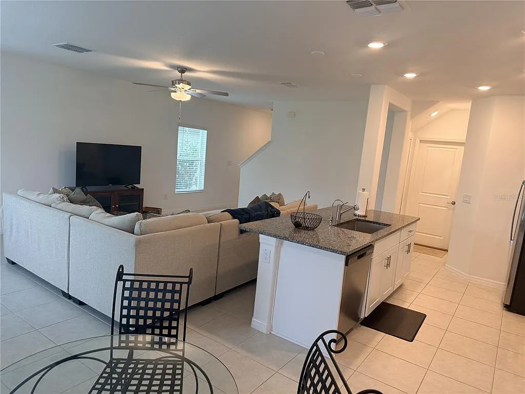 4 bed, 2.5 bath, 1764 sqft, $2,500 — Photo 3
