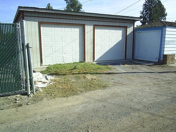 3rd image of 306 Douglas St