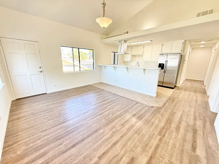 385 Loma — Photo 2