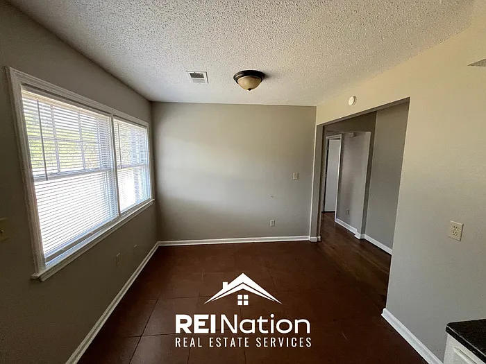 3 bed, 1.5 bath, 1056 sqft, $1,075 — Photo 2