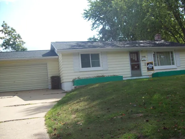 1208 Mallory St, Albion, MI 49224