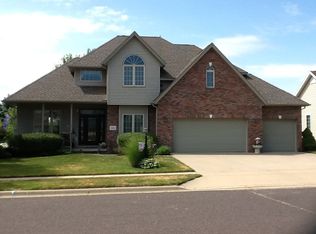 2004 Tharp St, Pekin, IL 61554