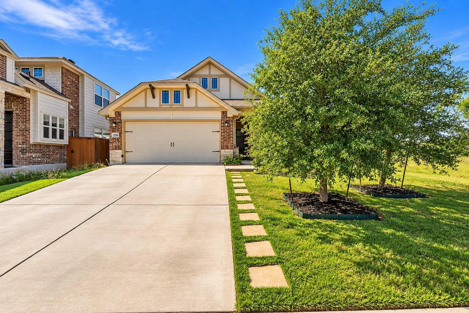 4 bed, 2.0 bath, 1705 sqft, $2,200 — Photo 2