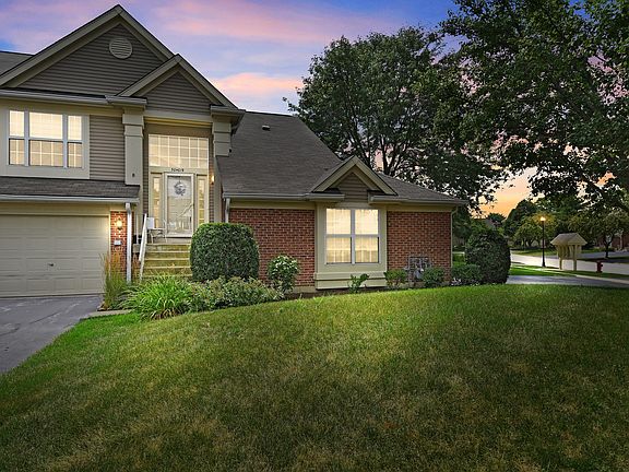 2nd image of 30W019 Mayfair Ct