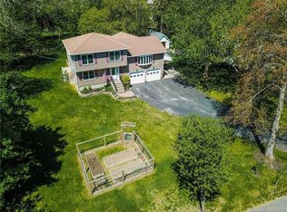 13 1/2 Lee Rd, Waterford, CT 06385