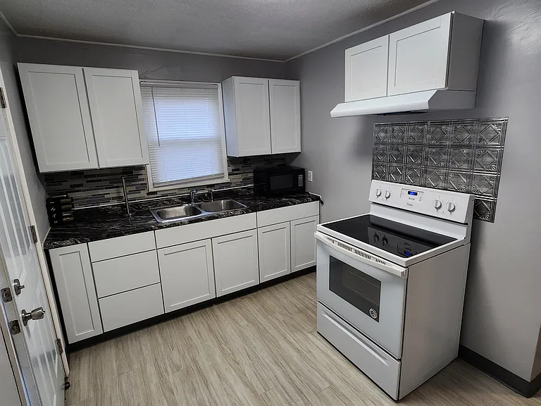 125 Ashwood Ave #B — Photo 11