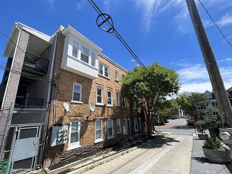831 W Walnut St — Photo 1