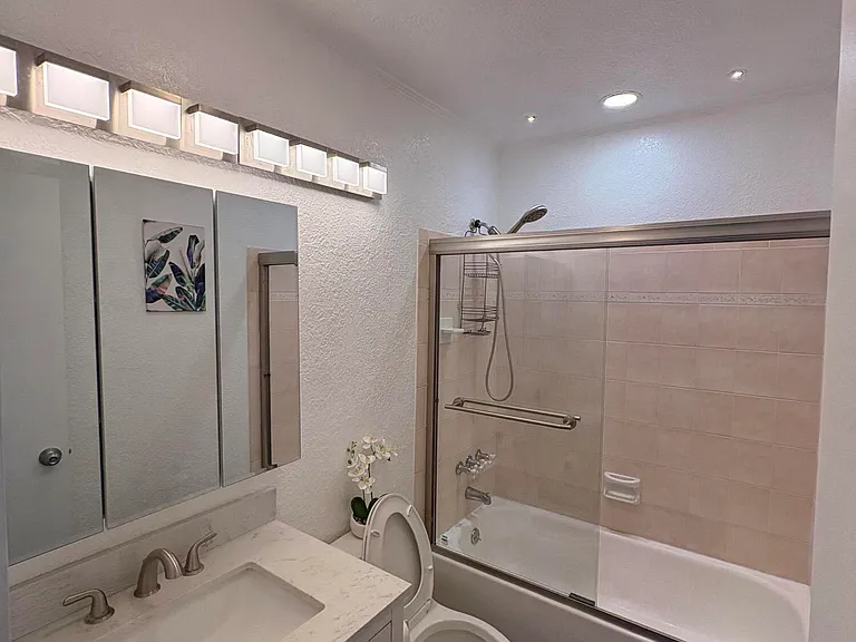 601 SE 5th Ct #102 — Photo 17