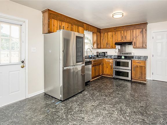 3rd image of 205 Cottonwood Ln