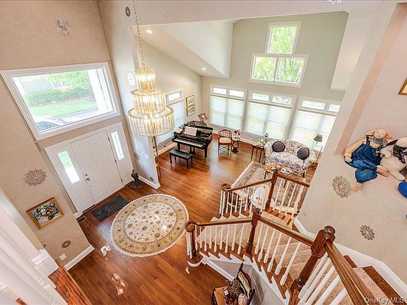 4th image of 38 Fieldstone Lane