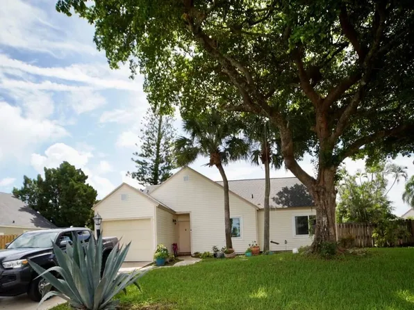 7 Cedar Circle, Boynton Beach, FL 33436