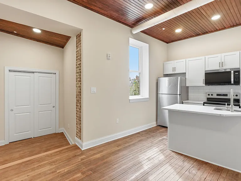 337 S Fremont Ave #1 — Photo 2