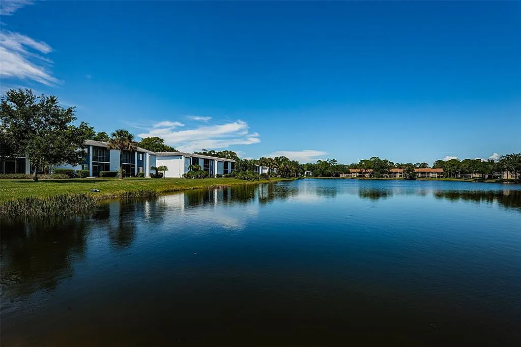 2 bed, 2.0 bath, 924 sqft, $1,600 — Photo 2