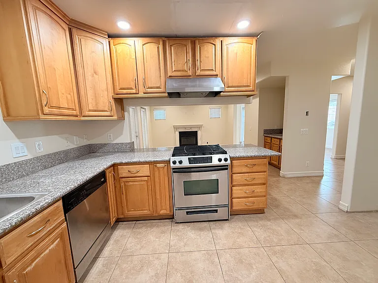1334 S Grand Ave — Photo 11