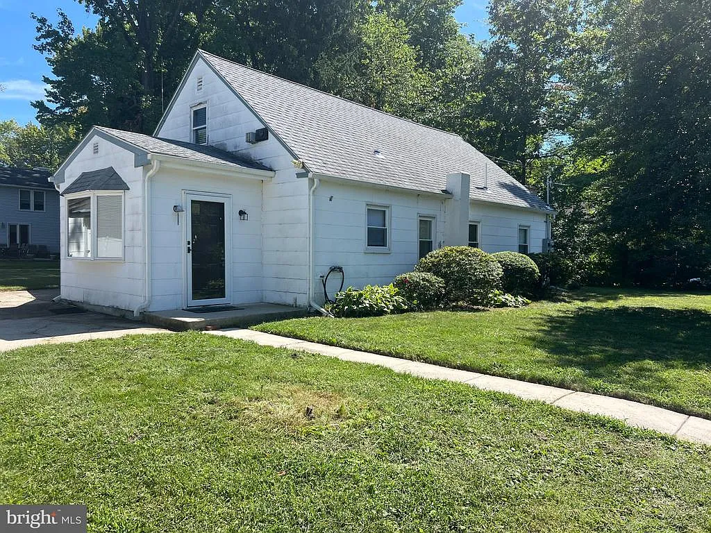 3 bed, 2.0 bath, 1356 sqft, $3,300 — Photo 1