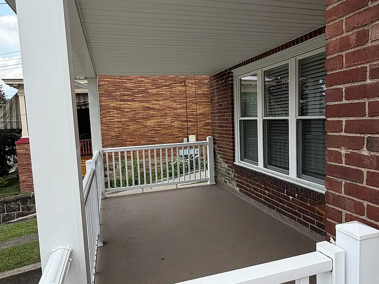 526 Bellaire Ave — Photo 4