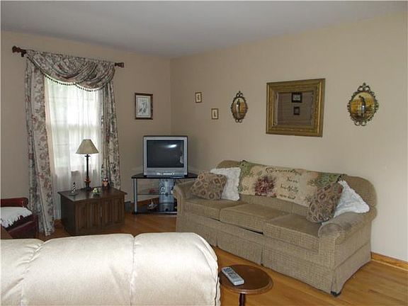 3rd image of 1417 Perkins Ln