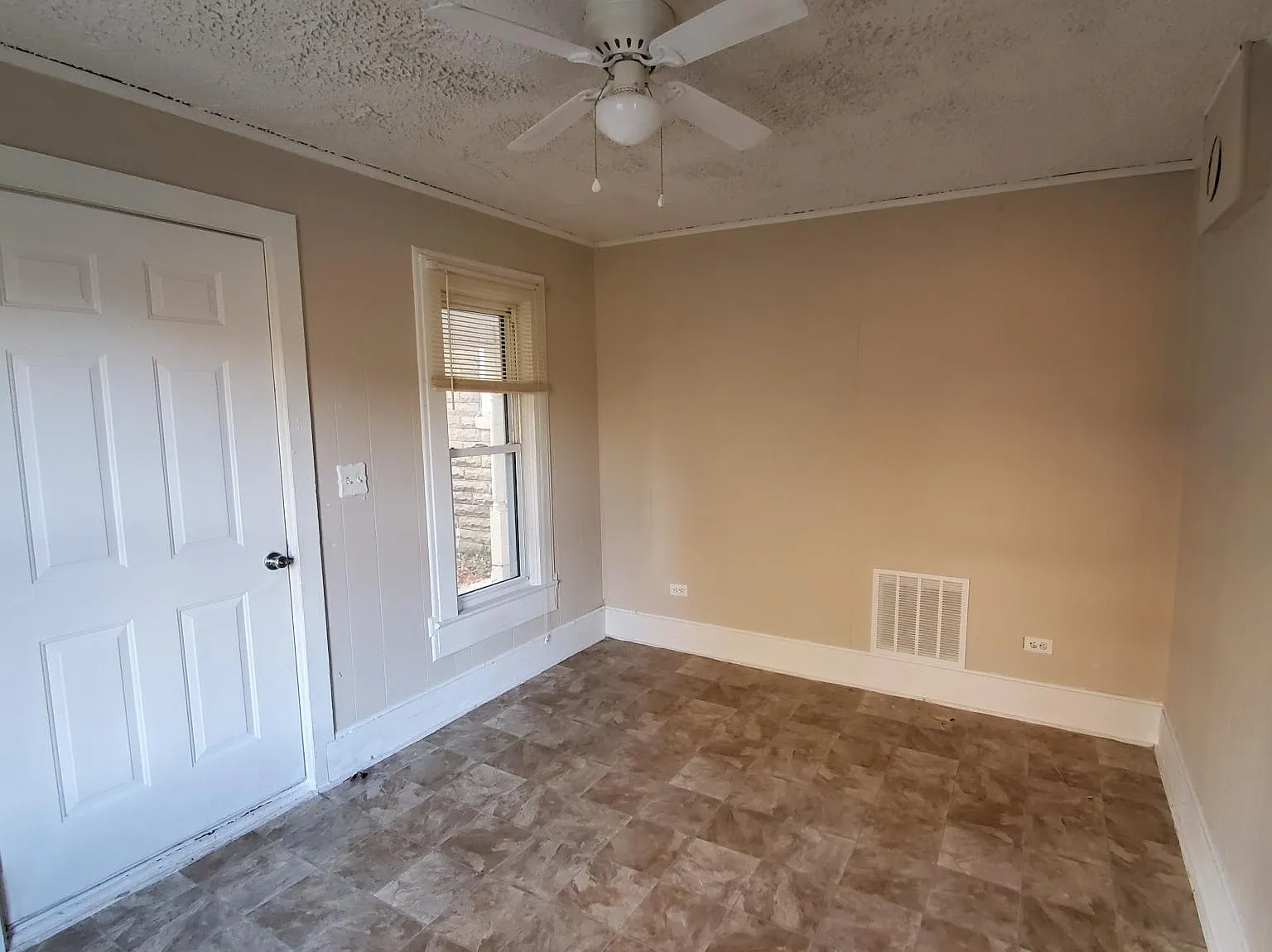 1 bed, 900 sqft, $595 — Photo 4