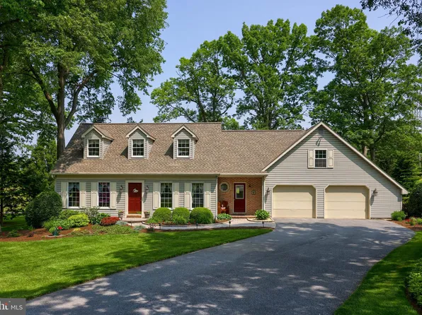 21 Locust Ln, Leola, PA 17540