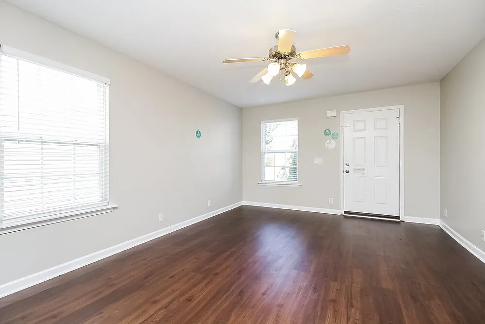 3 bed, 2.5 bath, 1292 sqft, $2,015 — Photo 4