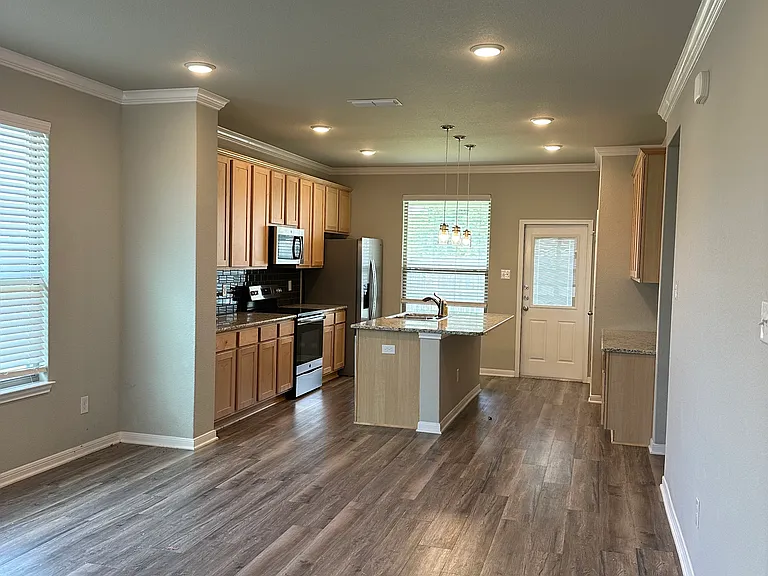 702 Arboredge Dr — Photo 2