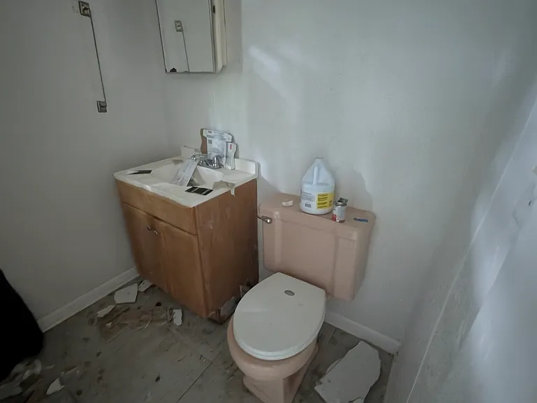2113 W Howett St — Photo 8