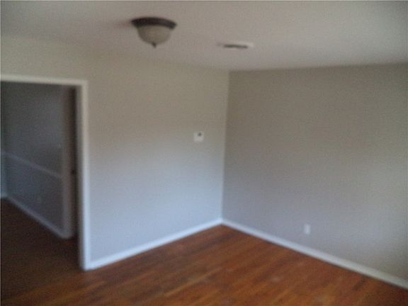 4th image of 1515 Oxford Way