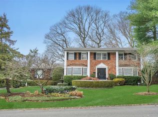 7 Hummingbird Dr, Roslyn, NY 11576