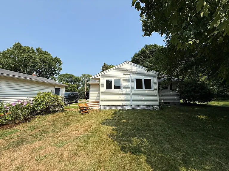 66 Davis Pkwy — Photo 3
