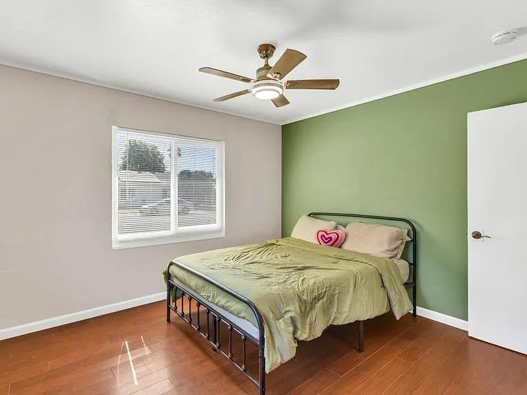 1194 Rosemary Ln — Photo 10