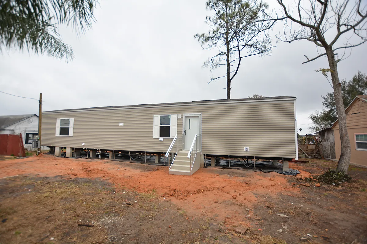 Building Photo - 2726 Shamrock Dr E