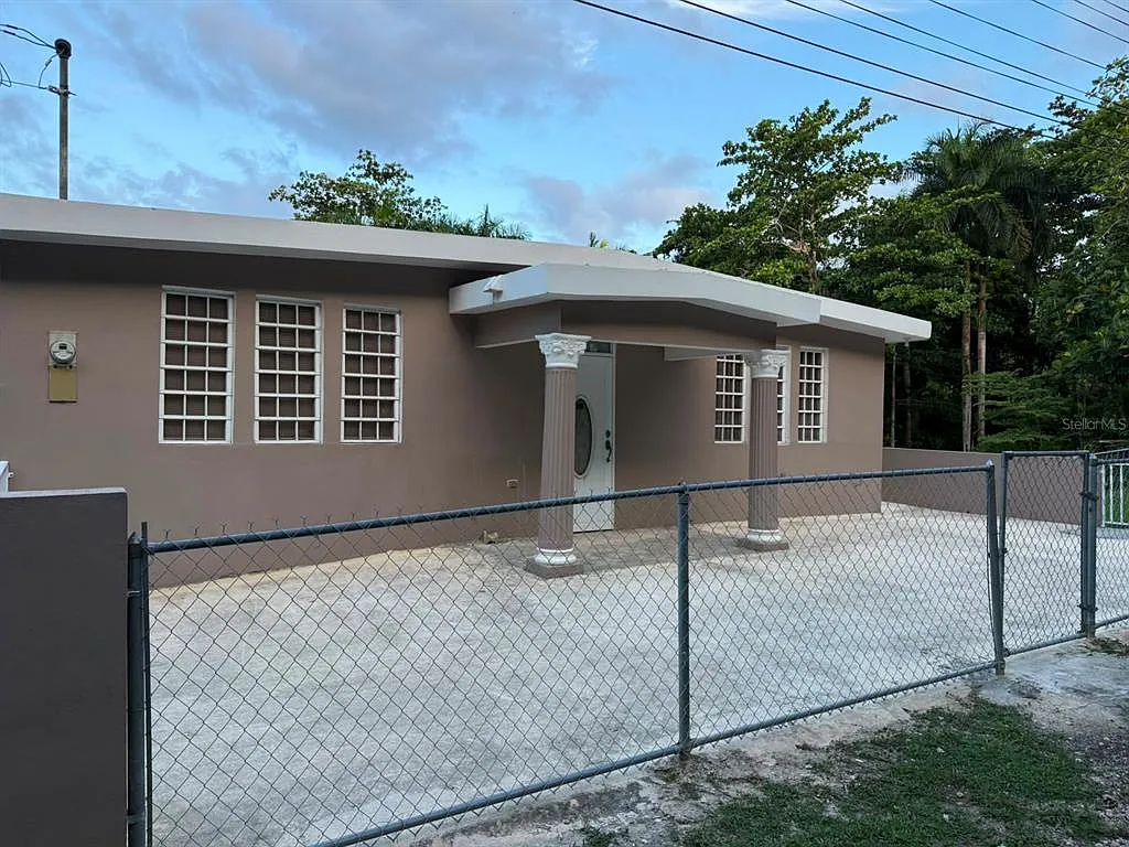 3 bed, 1.0 bath, 984 sqft, $1,000 — Photo 2