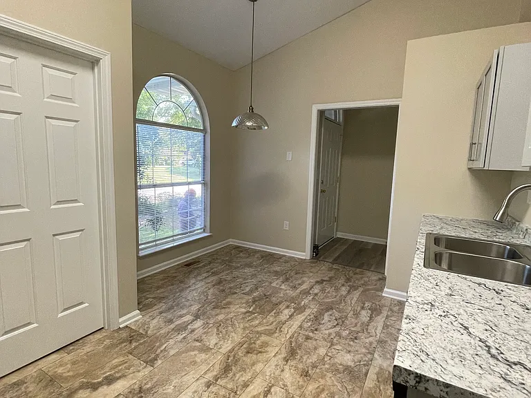911 Meadow Ln — Photo 3