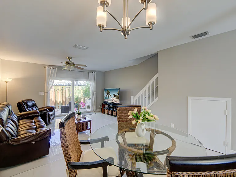2900 Dorchester Ln #2900 — Photo 8