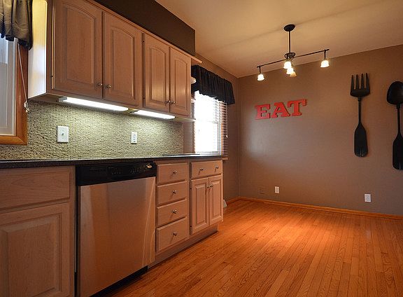 5th image of 1409 E Elm St