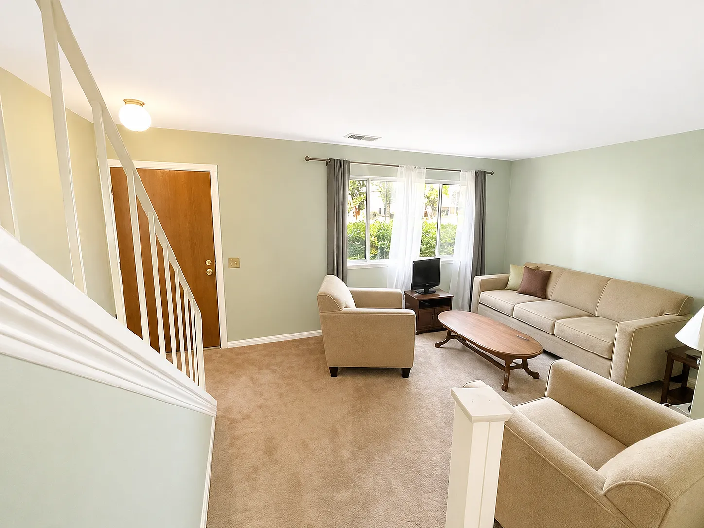 3 bed, 1.5 bath, 1216 sqft, $2,650 — Photo 2