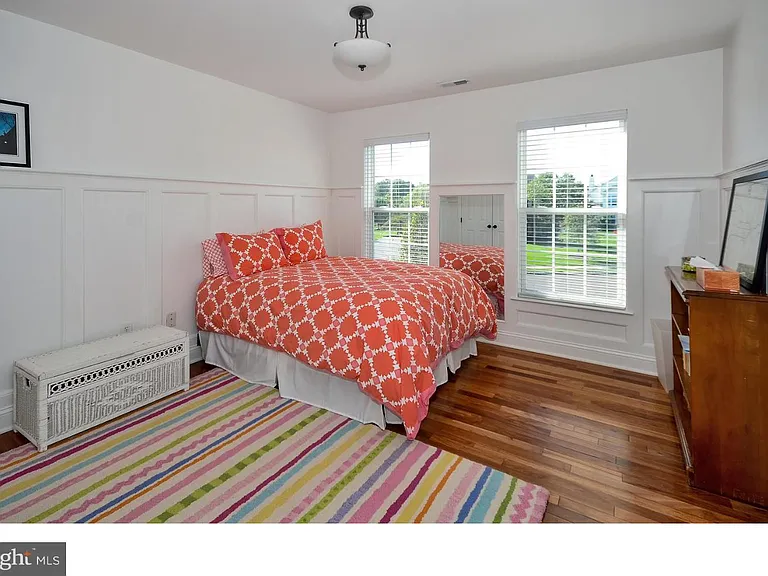 584 Leslie Ln — Photo 10