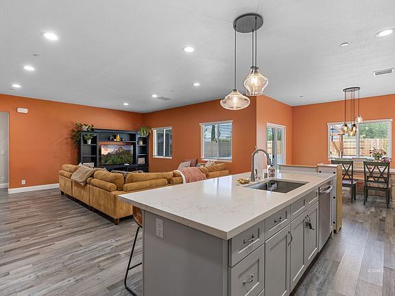 2nd image of 801 Beach Ct