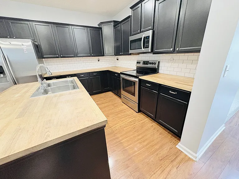 5950 Round Table Rd — Photo 3
