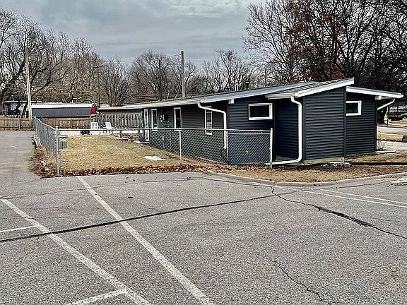 4th image of 722 E Eldora Ln