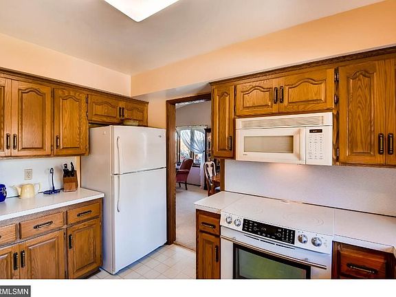4th image of 21400 Oakdale Dr